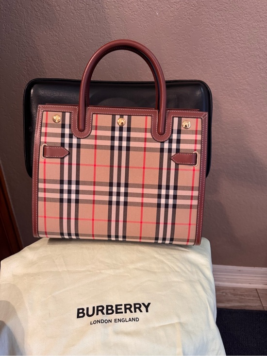 Burberry Handbags - Burberry medium purse